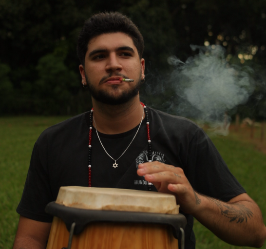 Augusto Batista tocando atabaque